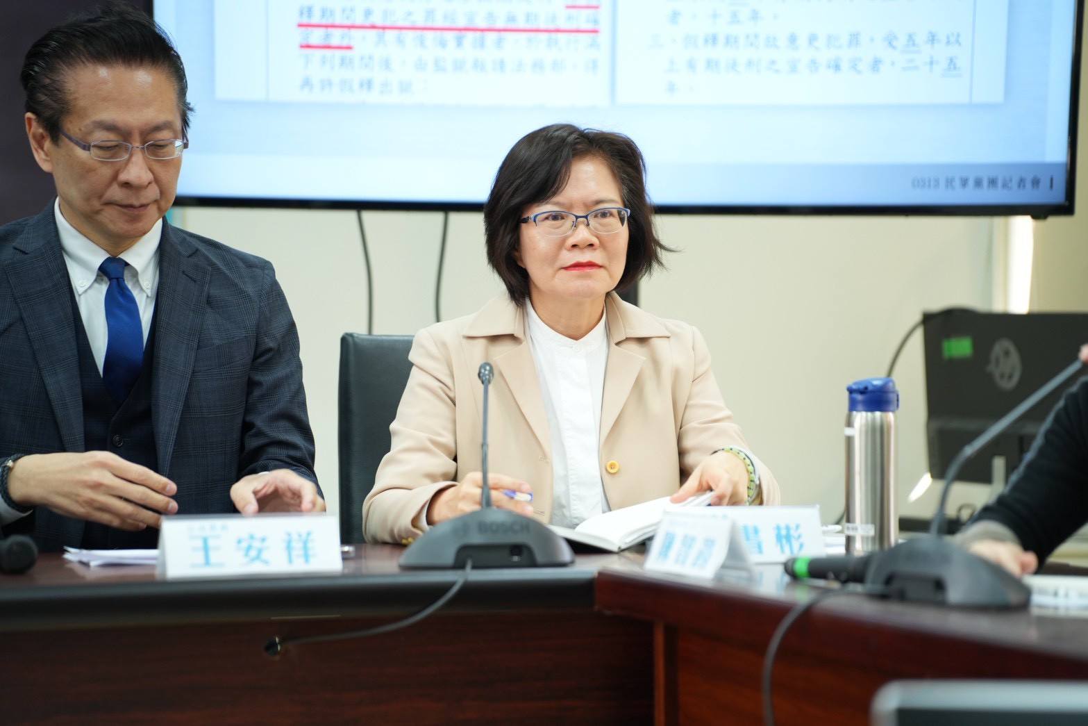 先前吳春城因壯世代爭議宣布請辭，遺缺由東吳大學政治系教授劉書彬遞補。劉書彬也力拼在新會期，通過《融資公司法》，納管影子銀行、明訂16%利率上限，終結剝削亂象。圖/取自劉書彬臉書