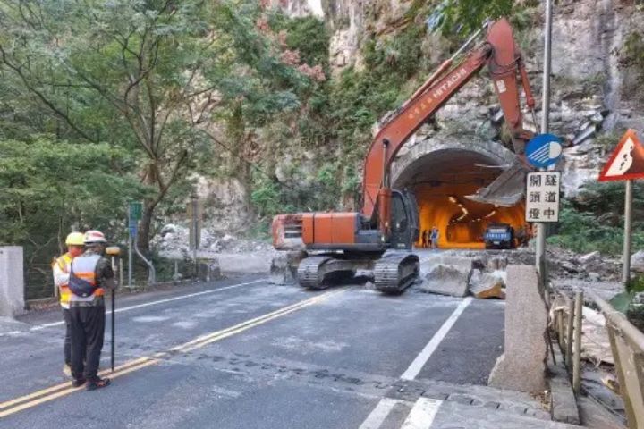 燕子口堰塞湖紅色警戒　晶英飯店急撤旅客　大型機具進場降挖壩體
