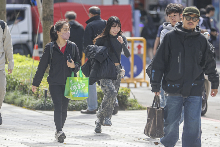 東北季風增強周五再降溫　境外污染物移入全台空品不佳
