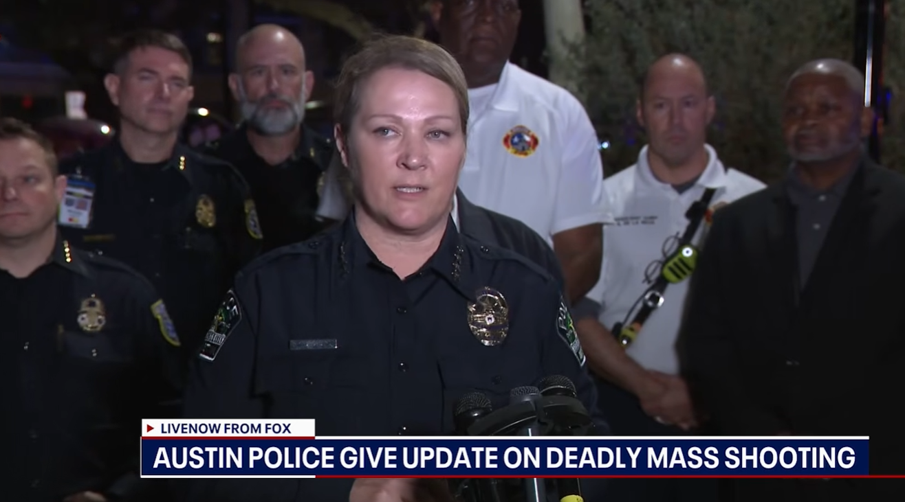 奧斯汀警察局長戴維斯形容此事為「悲劇」,並指出快速到場的警力行動,挽救了更多生命。圖/翻攝自 FOX 7 Austin YT頻道