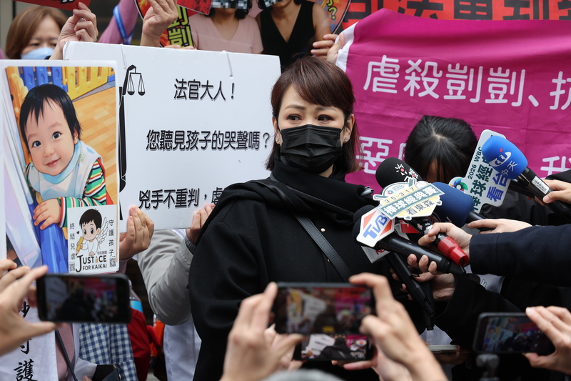 保母姐妹劉彩萱、劉若琳被控虐死剴剴案二審27日宣判上訴駁回維持原判，藝人郁方（前中）受訪感謝律師並抨擊廢死團體。圖/中央社