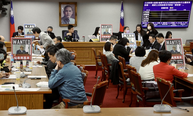 立法院司法及法制委員會2日臨時更改議程，邀請立法院祕書長周萬來等專題報告國會擴建案，立法院長韓國瑜開會前幫周萬來發聲明請假，民進黨立委則提出臨時提案譴責。圖/中央社