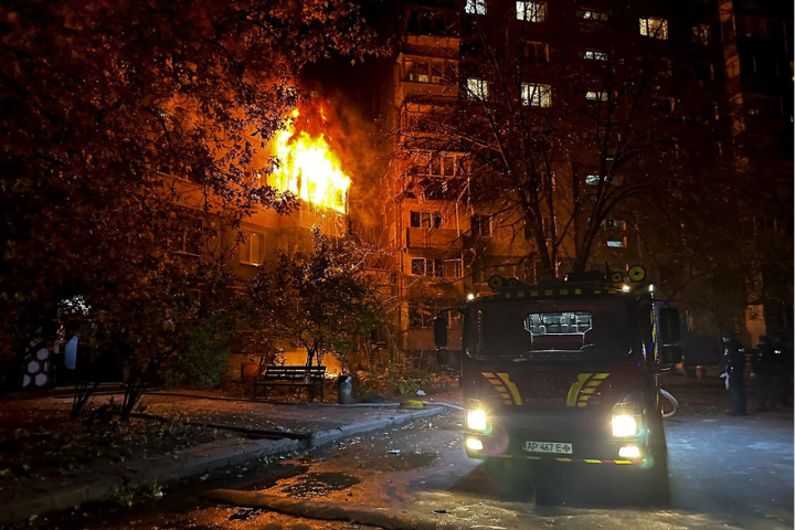 俄軍夜襲基輔　數百枚飛彈、無人機連番轟炸　多棟大樓竄火