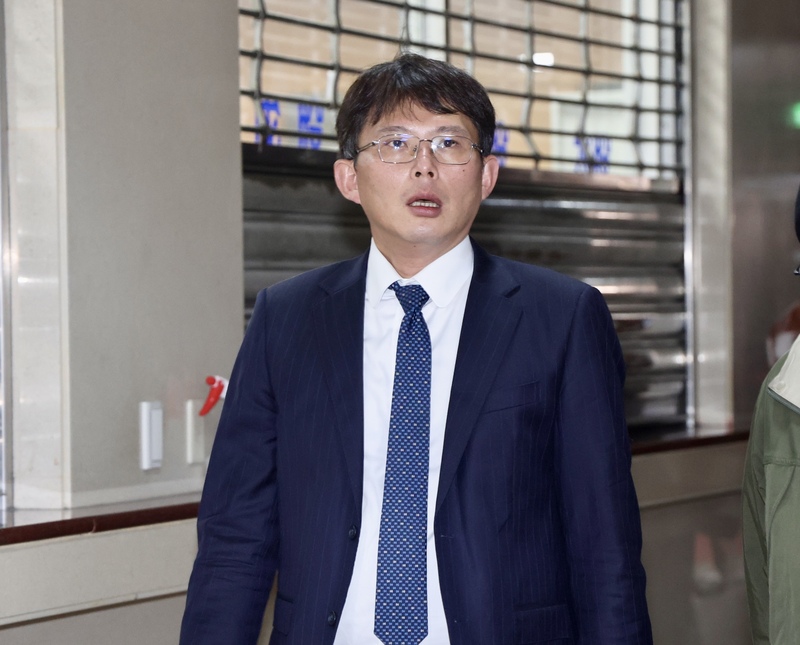 前台北市長柯文哲涉京華城等案，台北地檢署26日起訴柯文哲等11人。台北地方法院晚間召開移審庭，決定柯文哲等5名在押被告是否繼續羈押。民眾黨立委黃國昌（圖）到北院聽庭，質疑警方將想旁聽法庭的民眾隔離在外，違反人權。圖/中央社