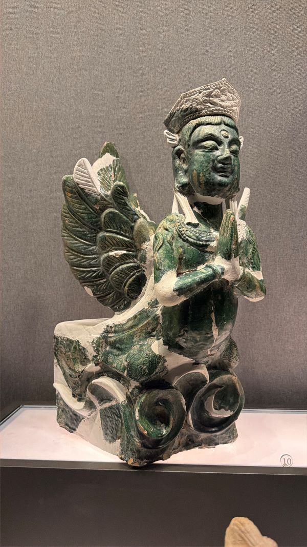 西夏陵博物館中,一尊綠釉「迦陵頻伽」特別吸引參觀者目光。圖/記者陳素貞攝