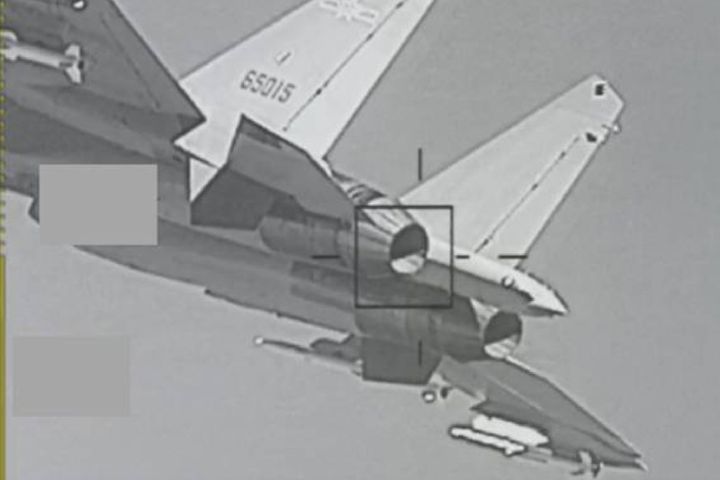 共軍再對台發動「聯合戰備警巡」　F-16V近距監控殲-16、機號清晰曝光