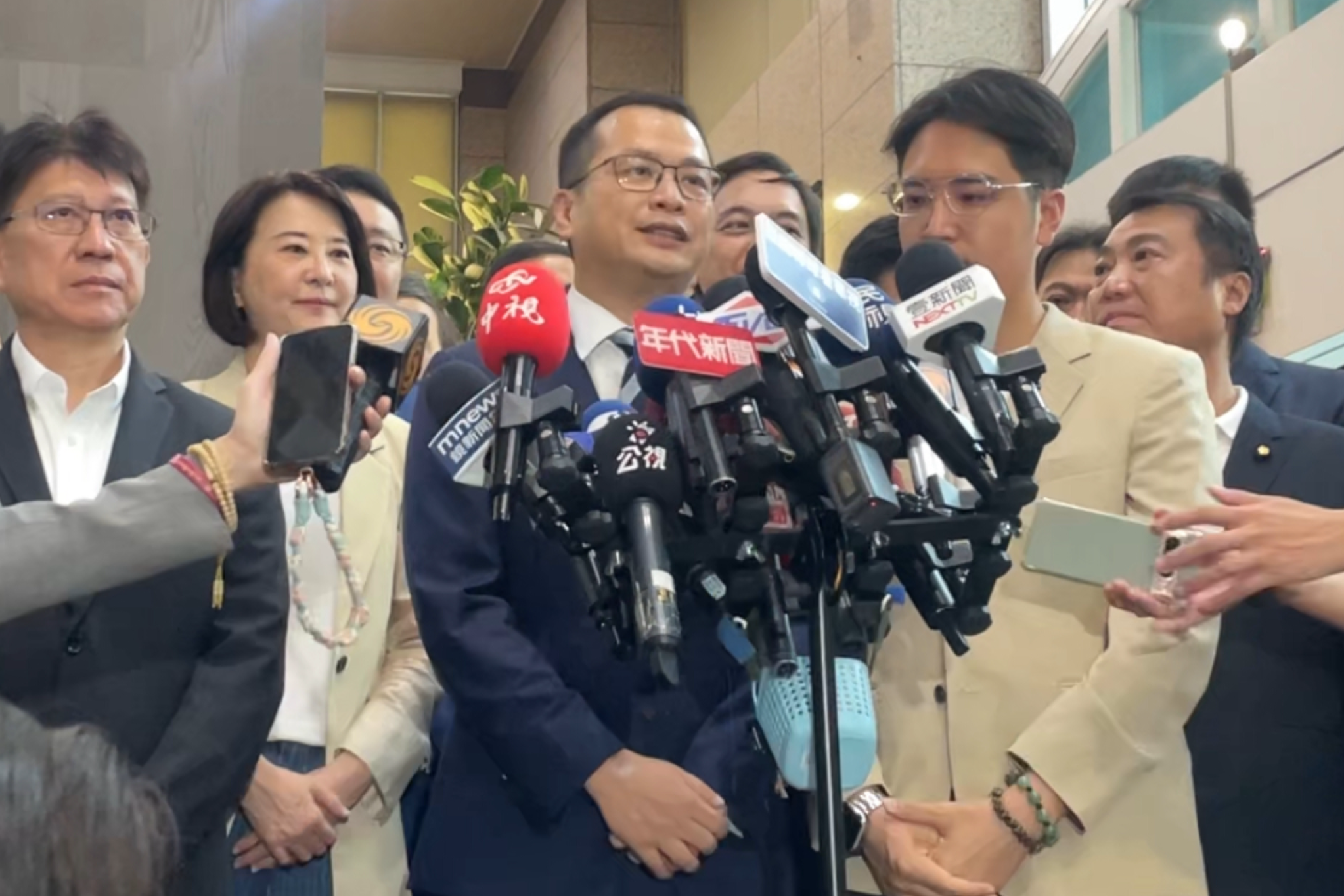 立委大陣仗陪同 完成黨主席參選登記 羅智強：團結國民黨 下架賴清德 