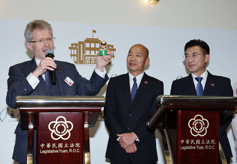 捷克參議院議長韋德齊（Miloš Vystrčil）（左）1日再度率團訪問台灣，立法院正副院長韓國瑜（中）、江啟臣（右）皆親自迎接。圖/中央社