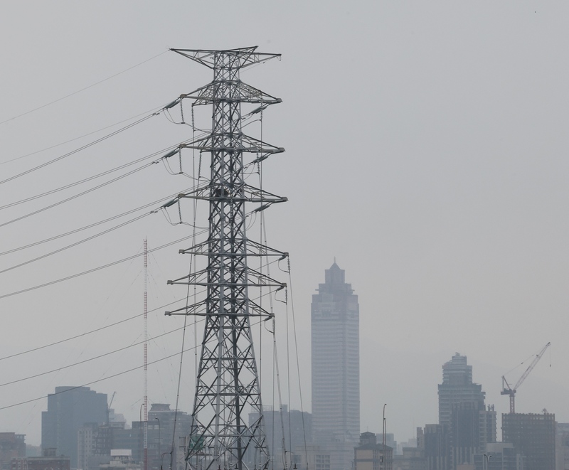 綠委說「強震後沒發生大停電是能源轉型成果」，被能源粉專嗆「太會吹了」。圖為北市的高壓電塔。圖/中央社