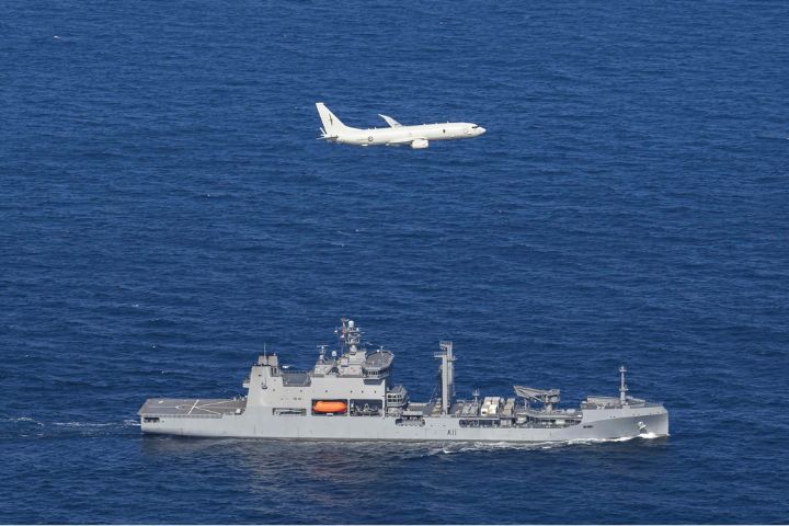 紐國國防部油彈補給艦「奧特亞羅瓦號」艦搭配P-8A巡邏機執行任務。圖/取自紐西蘭國防軍官網