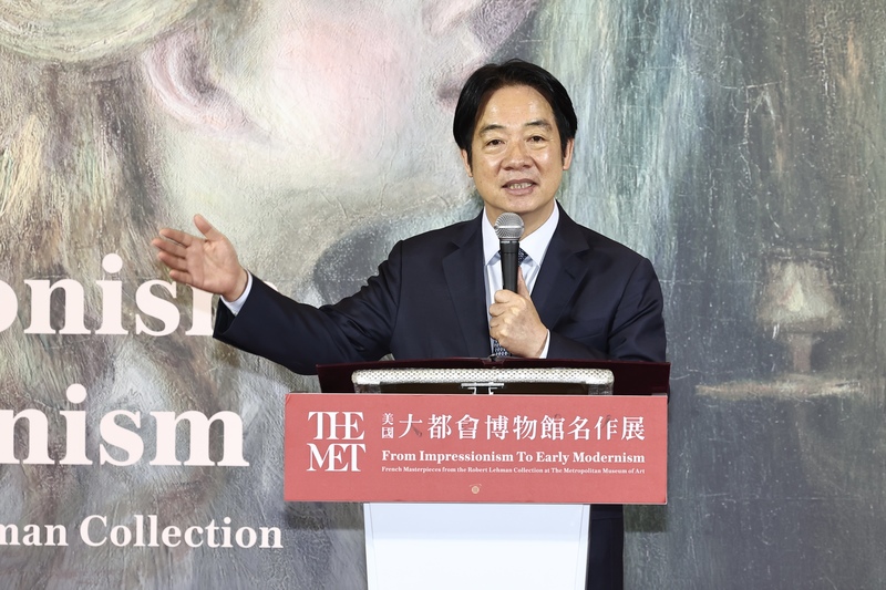 總統賴清德出席「美國大都會博物館名作展」開幕記者會，並與前總統馬英九女兒馬唯中握手致意。圖/中央社