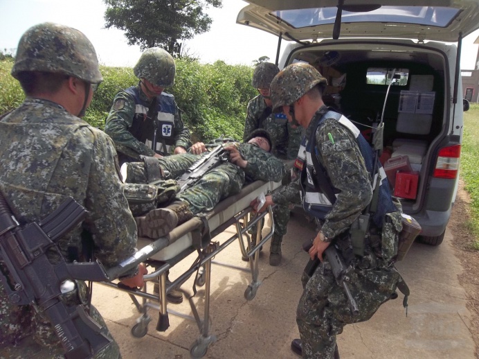  陸軍烈嶼守備大隊本部連衛生排針對「戰場救護及後送作業」等課目進行演練。圖/陸軍烈嶼守備大隊提供