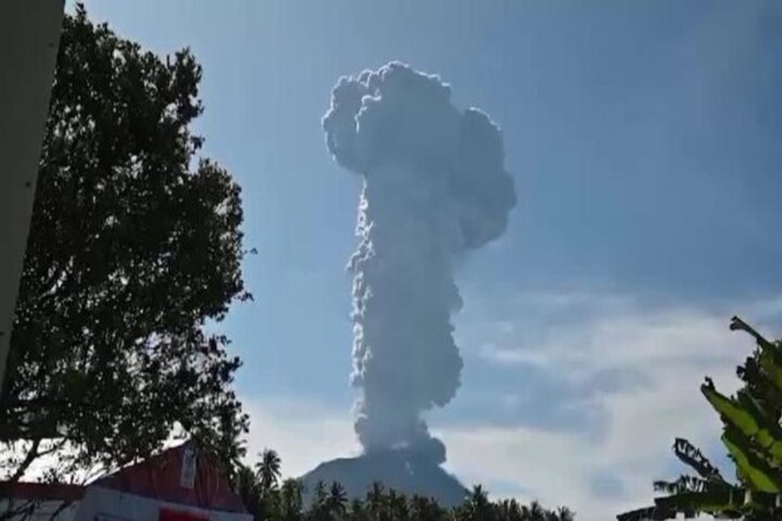 印尼伊布火山強烈噴發　火山灰直衝5公里高空
