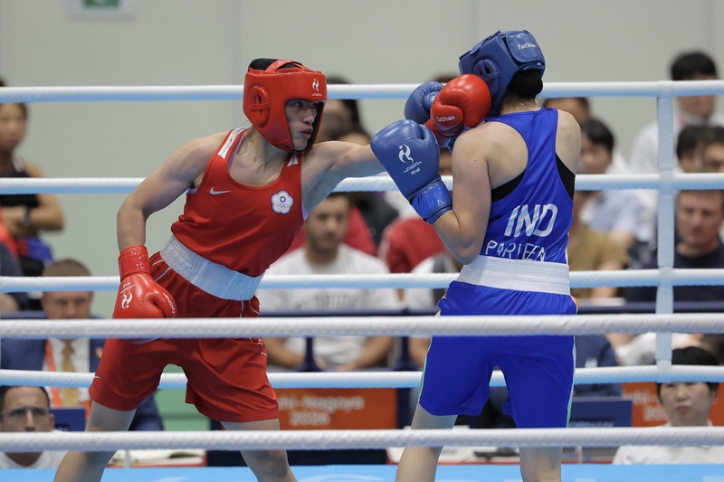  台灣女子拳擊好手陳念琴（左）2日與印度選手胡達（Parveen Hooda）（右）激烈交戰3回合。圖/中央社