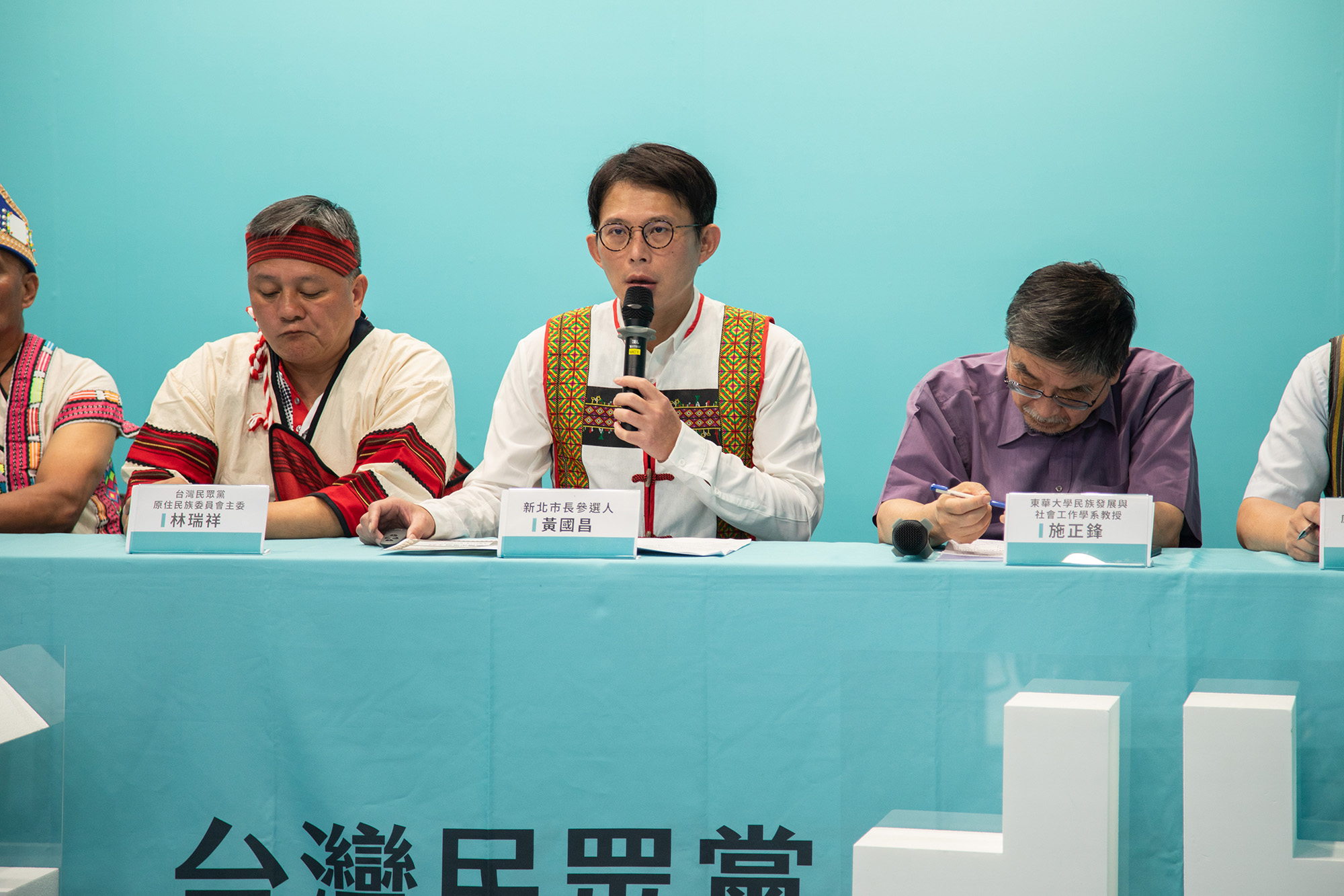 對於民進黨要求針對辣椒水事件道歉一事；民眾黨主席黃國昌（中）22日表示，他一開始便強調交由警方調查，所以呼籲民進黨別自己去扎稻草人。圖/黃國昌辦公室提供