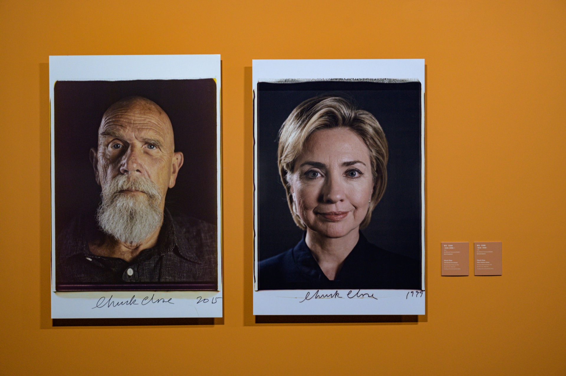查克・克洛斯（Chuck Close）拍立得作品〈自拍像（無眼鏡） 〉（左）、〈 希拉蕊・柯林頓 (Hillary Rodham Clinton) 〉，出自寶麗來典藏。圖/師大美術館提供，攝影蕭富升