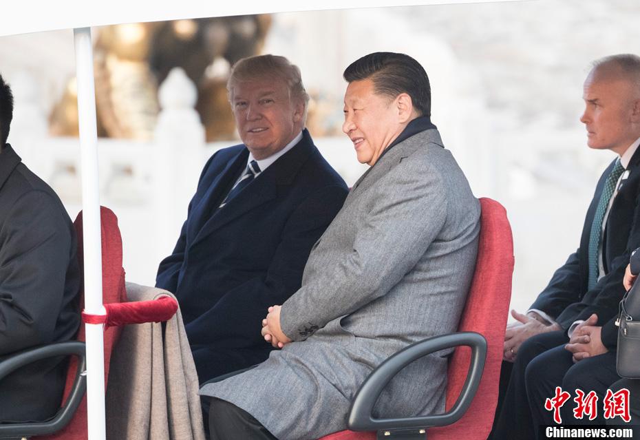 美國總統川普（左）明年初訪中與習近平（右）會晤，傳北京要求他說出「反對台獨」，白宮則以安全為由要求台灣半導體大規模遷往美國，台灣夾在兩強間焦頭爛額。圖／取自中新網