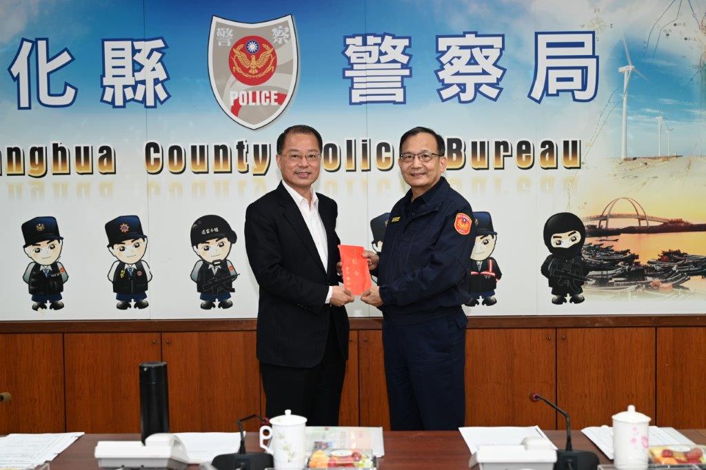 圖為2023年2月時任警政署長的黃明昭（左）前往彰化視導掃黑。圖／取自警政署