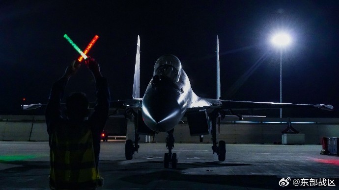 中共解放軍夜間飛航訓練不少，圖為台海對面的東部戰區正準備夜間飛行訓練。圖／取自東部戰區微博