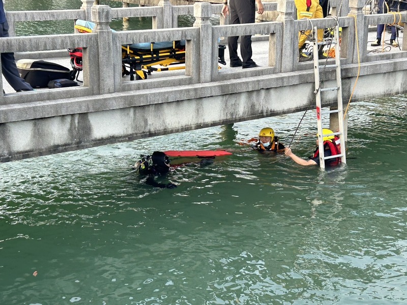 高雄男疑自拍失足跌澄清湖  1小時後尋獲送醫不治