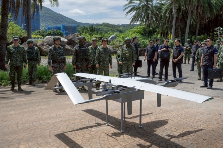 國軍「漢光41號」實兵操演進入第7天，總統賴清德15日前往新北八里視導相關單位演練情況，軍方展示海軍採購的陸用型監偵無人機（TU-30VG）。圖/總統府提供