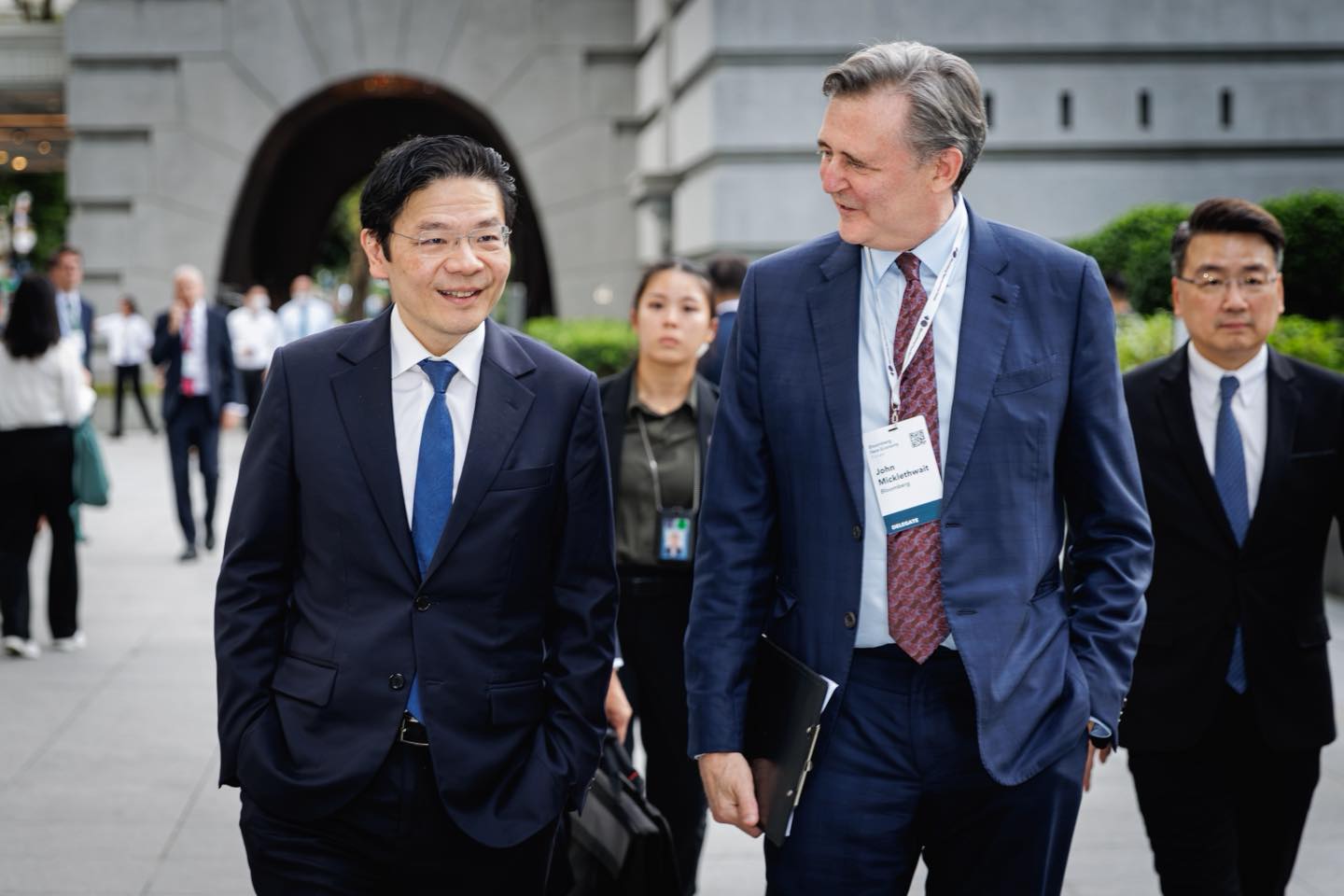 星總理黃循財(左)與彭博總編輯密克斯韋特(John Micklethwait)聊天。圖/取自Lawrence Wong FB