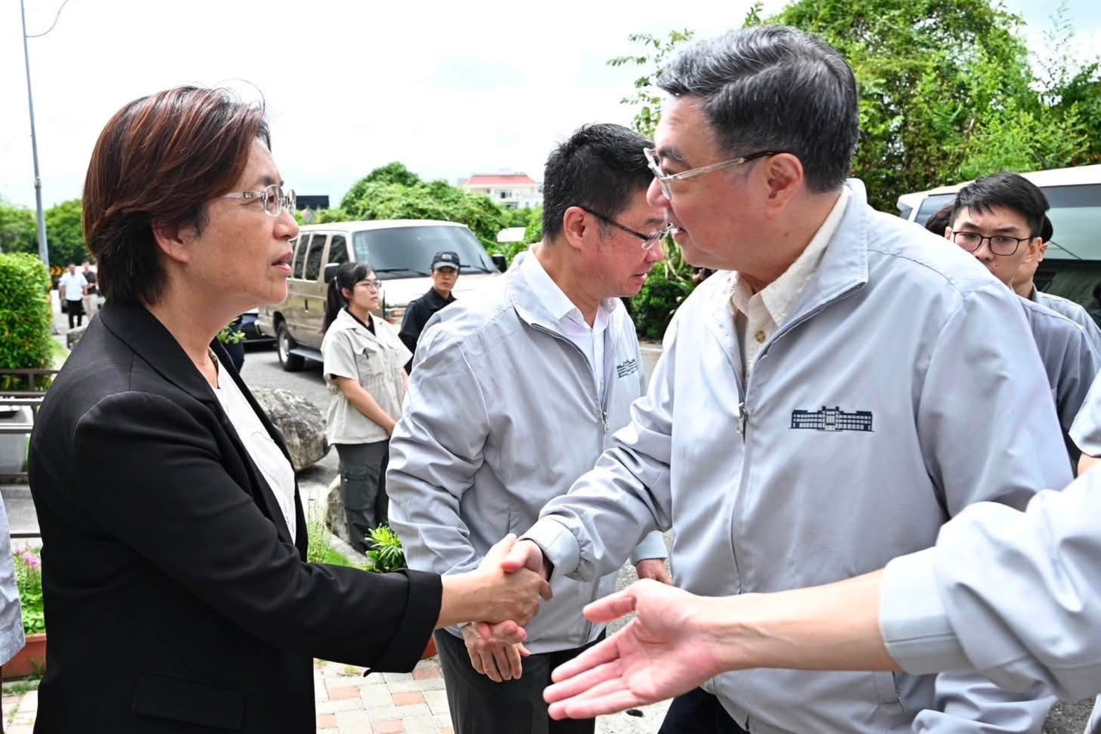 彰化縣長王惠美（左）15日在臉書貼出與行政院長卓榮泰的握手照。圖/取自王惠美臉書