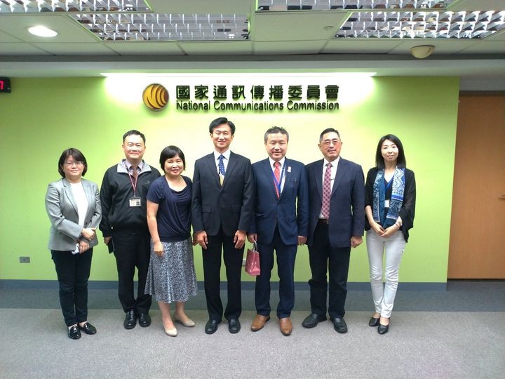 傳NCC主委7月卸任後 由台經院四所所長劉柏立接掌，圖為2019年被稱「日本通」的劉柏立（右2，與NCC委員郭文忠（中）、日本總務省移動通信企劃官Koichi Katagiri（右3）等人參加會議後合影。圖／取自NCC官網