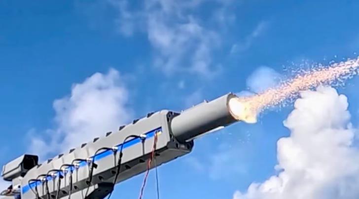 日本首次海上試射電磁軌道砲。圖/截自日本防衛省防衛裝備廳