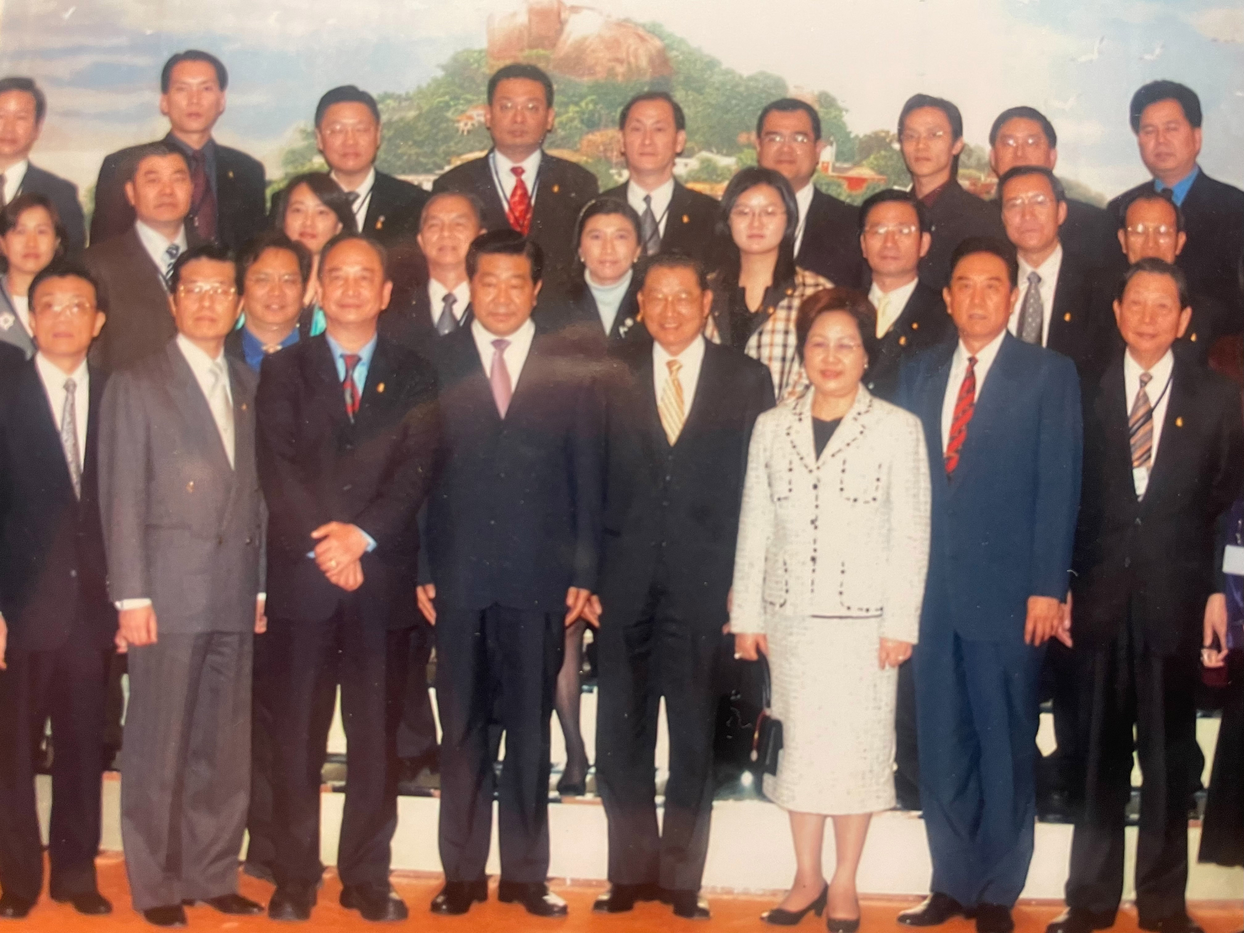 國共兩黨首次黨與黨對話，政協主席賈慶林（左四）在北京人民大會堂「福建廳」會見江丙坤（右四）一行。圖/作者提供