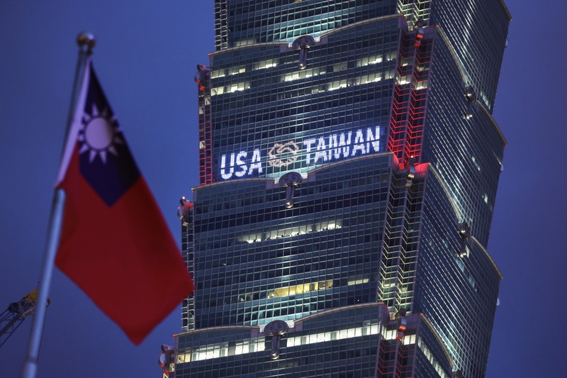 台北101大樓為美國250周年國慶點燈。圖/取自中央社