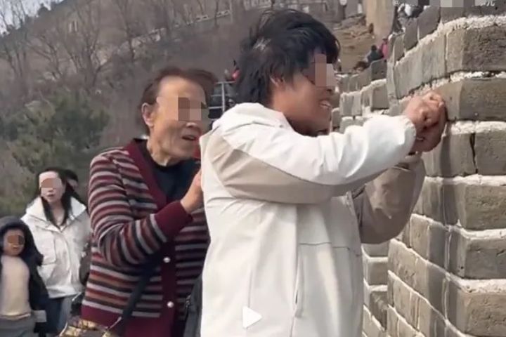 到此一遊壞習慣！女子八達嶺長城刻字　逃不了拘留與列黑名單