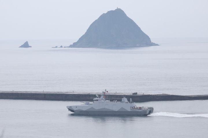 國軍「漢光41號」實兵操演9日登場，海軍沱江級巡邏艦萬江艦（PGG-626）下午接獲命令緊急駛出基隆港，並航向指定海域進行集結。圖/中央社 