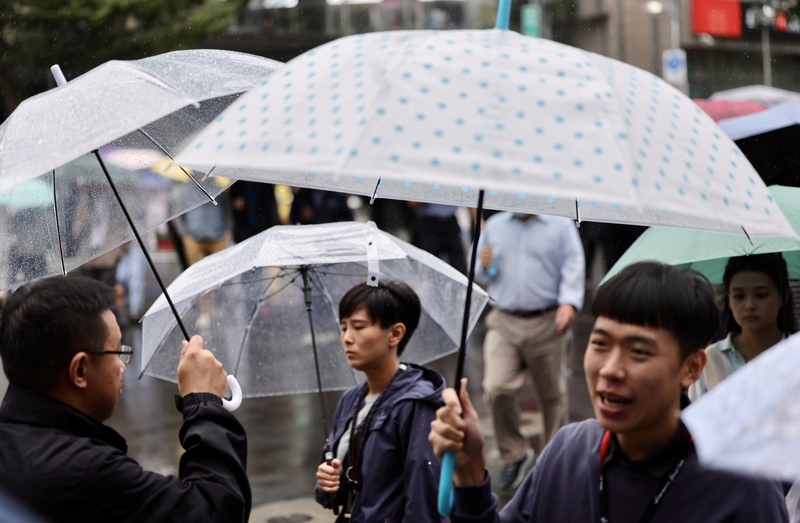 新北市平地和山降雨量已達停班課標準,教育局表示,各校校長得視當地天氣狀況自行決定是否停課 。圖/中央社