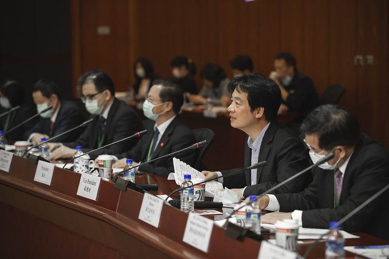109年時任副總統的賴清德（前排右2）出席「2030雙語國家政策第一次諮詢會議」。圖/取自總統府官網