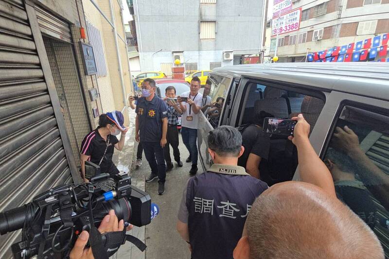 國民黨台北市黨部主委黃呂錦茹25日遭羈押禁見，國民黨宜蘭縣黨部主委也多人遭聲押，當司法機關成執政黨打手時，民主身影已變得脆弱無比。圖為宜蘭縣檢調搜索國民黨縣黨部。圖／中央社