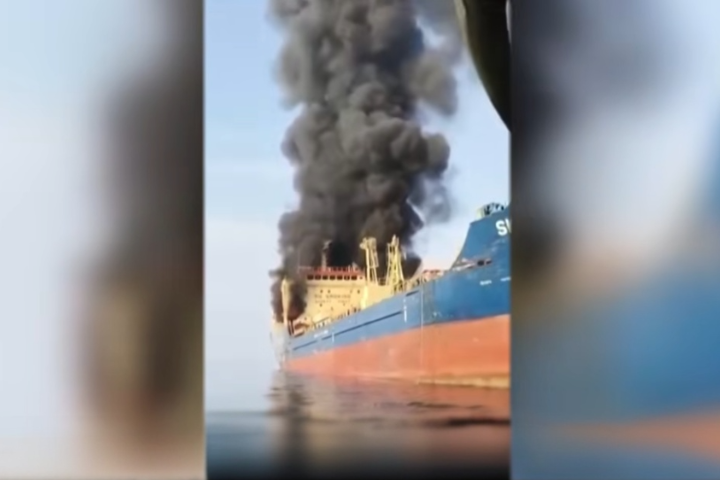 隨著伊朗表明禁航荷姆茲海峽，且發生多起通過油輪被炸事件後，開戰至今十日，油價開始上揚，至9日已漲到每桶108美元，不到兩天漲了3成5。圖／翻攝自Global News  YT頻道