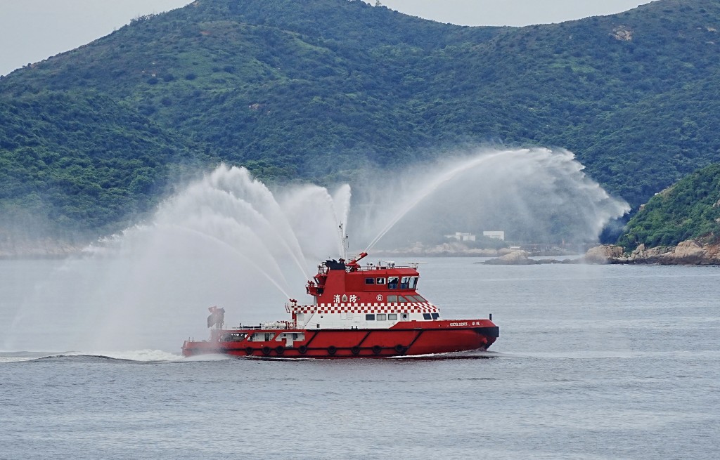 香港政府派出消防輪船噴射絢麗水門歡迎大陸航母山東艦編隊入港。圖/取自星島日報