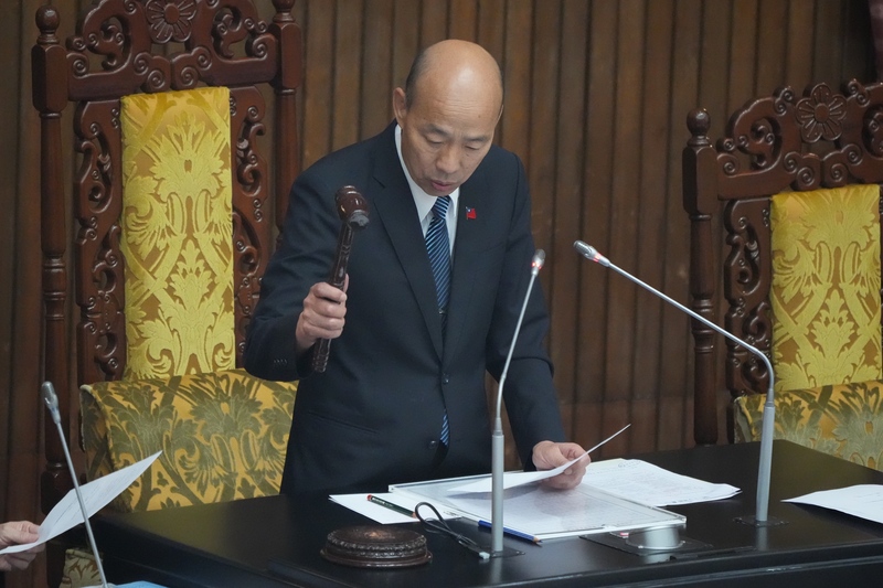立法院4日三讀通過「公平交易委員會組織法」修正案，刪除萬年條款，明定公平會委員只能連任一次。圖為立法院長韓國瑜在法案三讀後敲槌。圖/中央社
