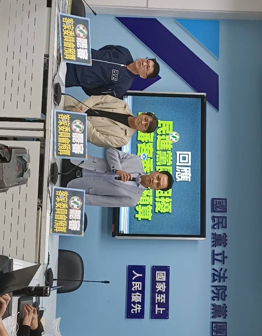 左起國民黨立委林思銘、黃建賓、邱鎮軍，19日痛批民進黨阻擋審查客家委員會明年度預算。圖/簡立欣攝