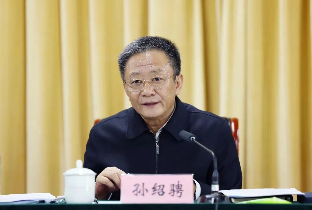 65歲的孫紹騁因屆齡不再出任內蒙古自治區黨委書記、常委及委員。圖/取自新華社