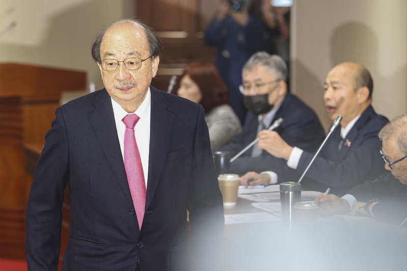 立法院長韓國瑜（後右2）6日召集朝野黨團協商，民進黨立法院黨團總召柯建銘（前左）出席。圖/中央社