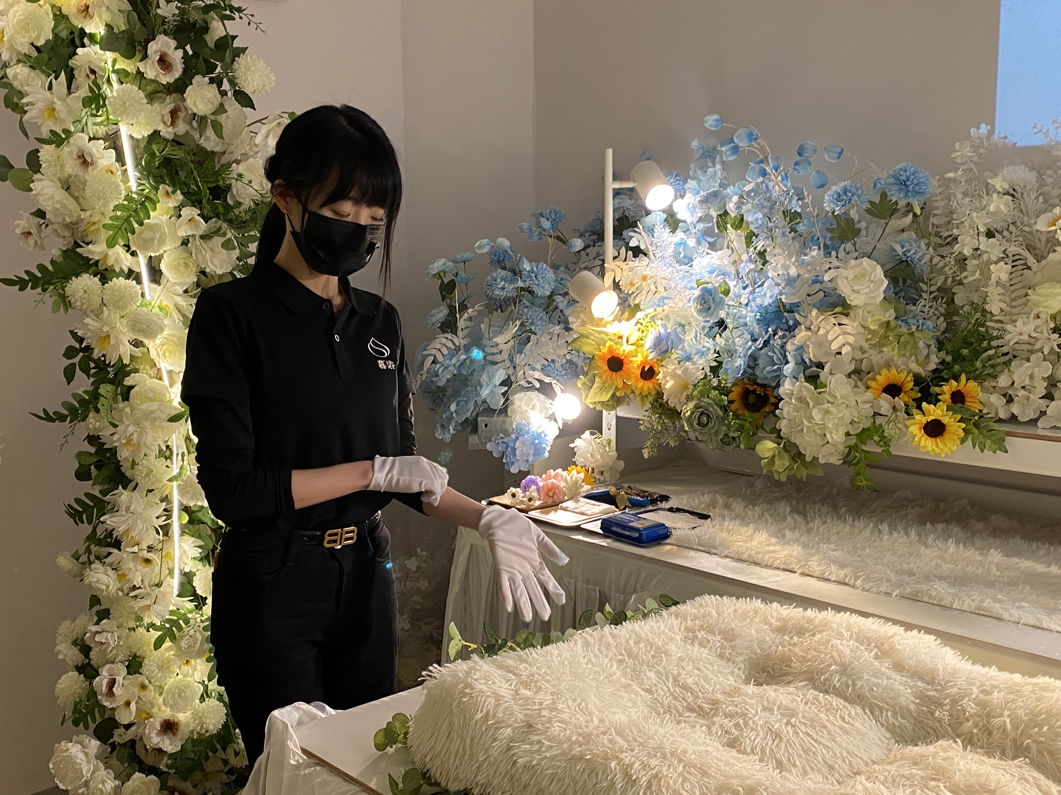 禮儀師在告別式上，戴上手套，準備替毛小孩做最後的梳理。圖／何芸庭攝