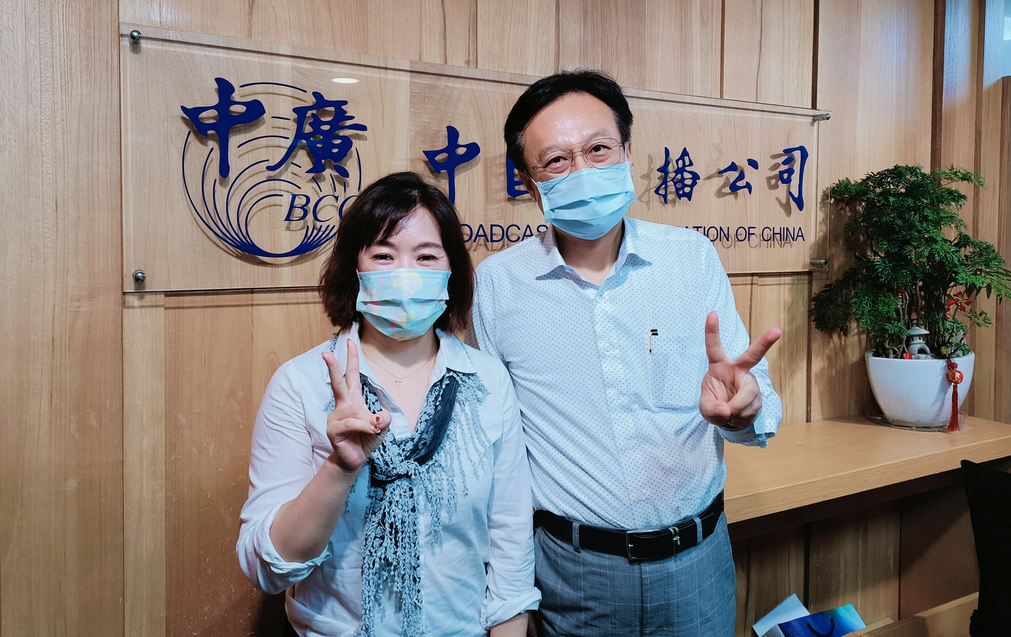 卓伯源（右）參加中廣王淺秋（左）節目，提出2028國民黨應結合在野推「盧昌配」，並暢談競選黨主席種種，圖為2021年9月，當時卓伯源也在該節目中宣布競選國民黨主席。圖／取自卓伯源臉書