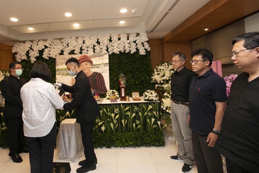 前桃園市議員參選人林佳瑋踢爆，鄭文燦母親靈堂設置地點為非法殯葬設施。圖/取自林佳瑋臉書