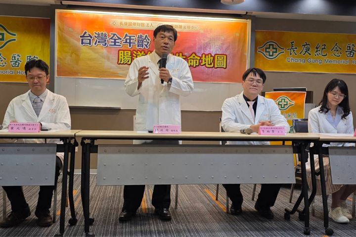 長庚醫療體系微菌治療中心完成台灣首項涵蓋0至93歲的「全年齡腸道微菌資料庫」,左起為葉元鳴副主任、邱政洵副院長、李柏賢主任、林亞筑組長。圖/長庚醫院提供