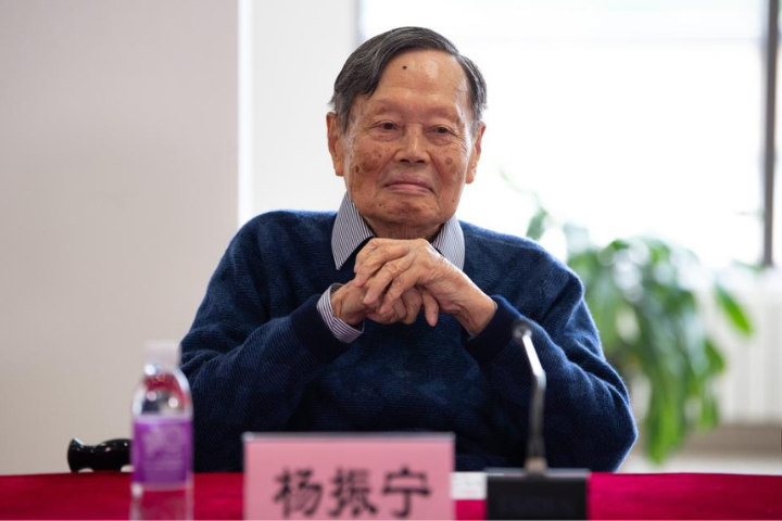 諾貝爾獎得主楊振寧逝世　妻翁帆撰文悼念：他交出一份滿意的答卷