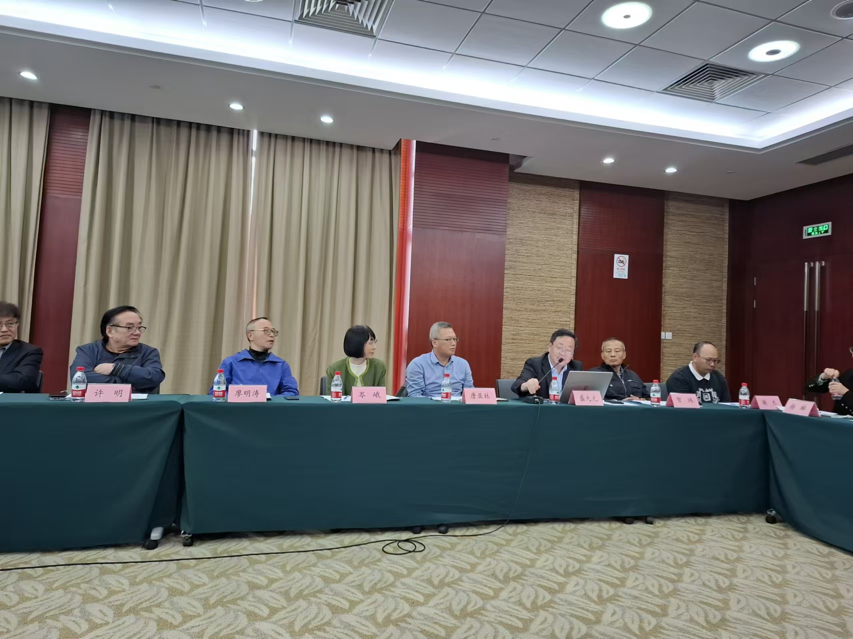 任職國台辦數十年、前九州文化中心主任賀瑋（右二）對兩岸關係發展感覺很沉痛。圖／梅花新聞網攝