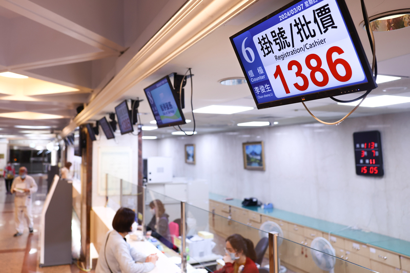 民進黨立委稱，陸配及其親屬濫用健保資源，但健保署統計卻顯示，大陸人士健保費繳多用少。圖/中央社