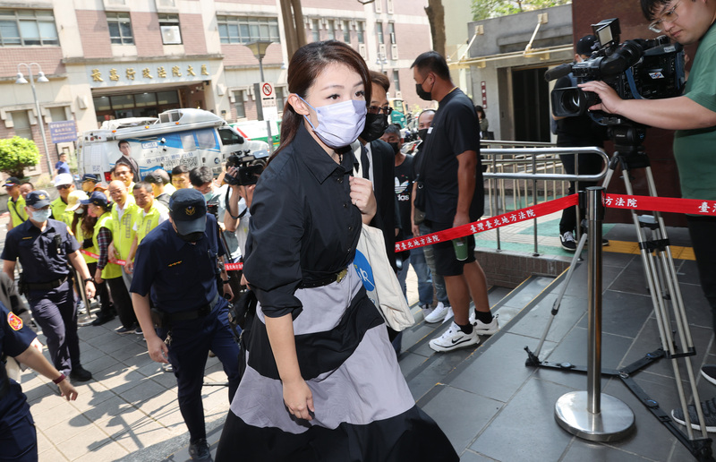 新竹市長高虹安涉貪遭起訴，今一審判處7年4月徒刑、褫奪公權4年。圖為高虹安4月17日出庭應訊。圖/中央社
